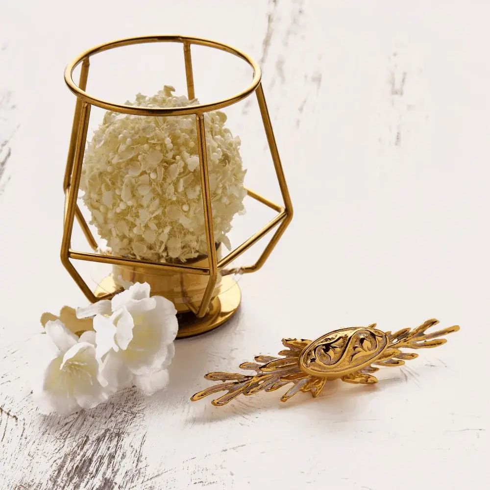 Vista D’oro Yaprak Serisi Mobilya Kulp Curl Düğmeli Beyaz Patineli 24 Ayar Altın – 10 cm