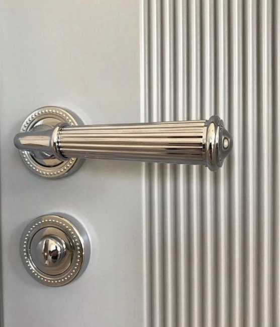 Louvre Çizgili Rozetli Kapı Kolu Krom