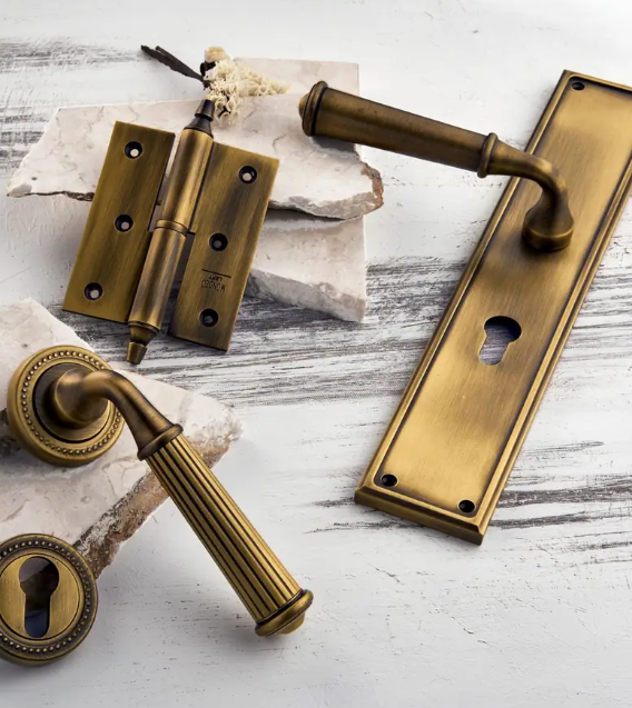 Louvre Çizgili Rozetli Kapı Kolu Sarı Oksit