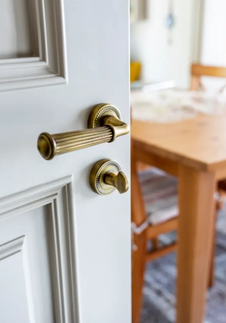 Louvre Çizgili Rozetli Kapı Kolu Sarı Oksit