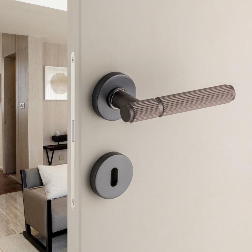 System PIXAR-L Rozetli Kapı Kolu Füme Renk (HA216LRO12 BBN) Yale