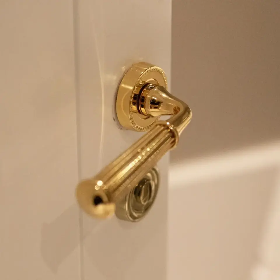 Louvre Çizgili Rozetli Kapı Kolu 24 Ayar Altın Yale